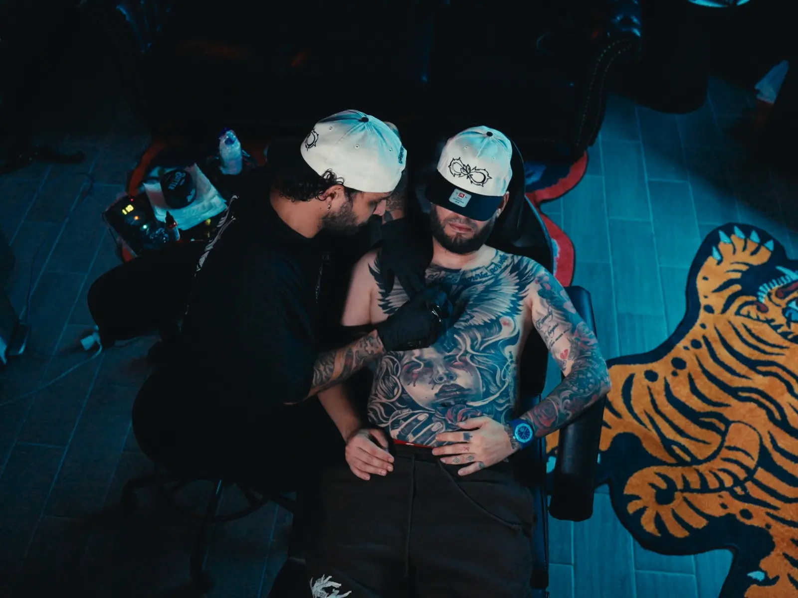Overhead view of a tattoo session inside House en Llamas